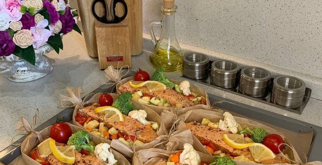 Запечённая семга с овощами — простой ужин без лишних хлопот