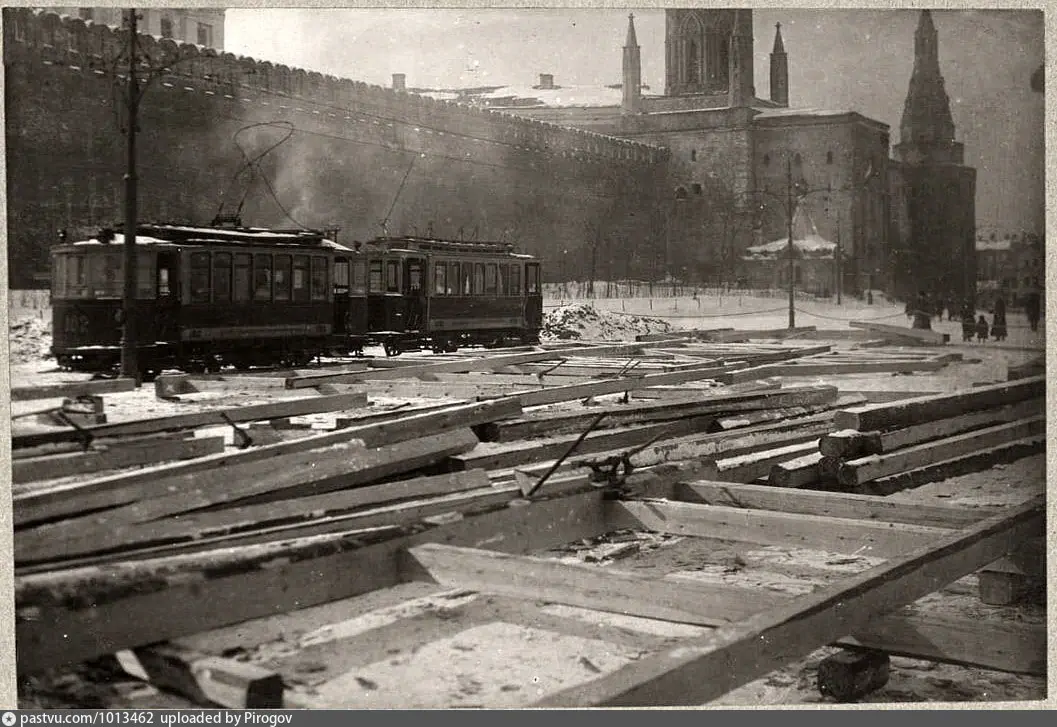 Трамвай на Красной площади в Москве
