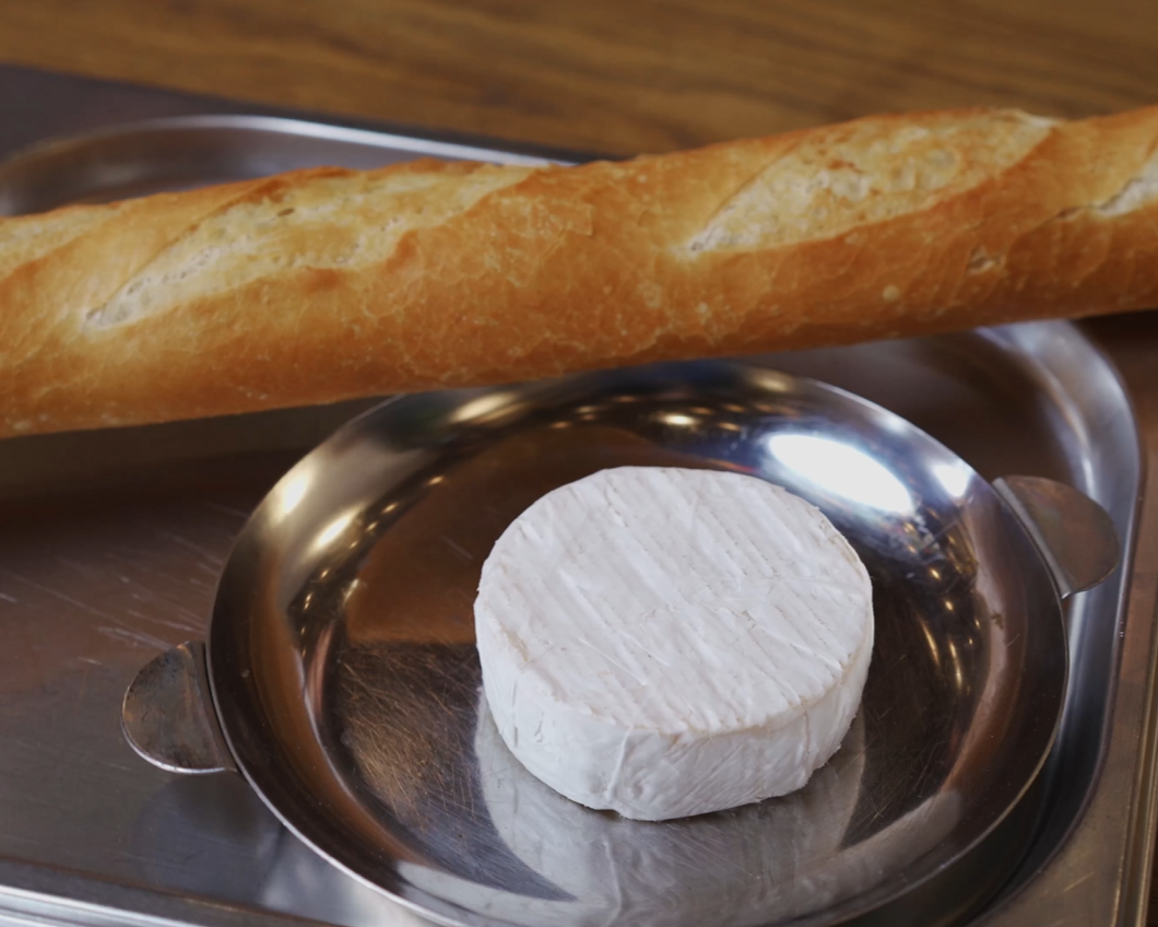 Основа блюда — камамбер и хлеб. Всё остальное — по желанию и вкусу.