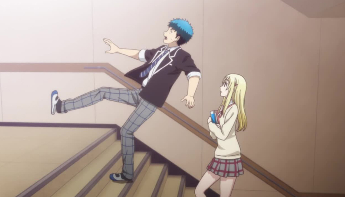Рю Ямада падает на Урару Сираиси на школьной лестнице. Кадр из аниме Yamada-kun to 7-nin no Majo (2015), студия Lidenfilms. © Miki Yoshikawa / Kodansha / Yamada-kun Production Committee