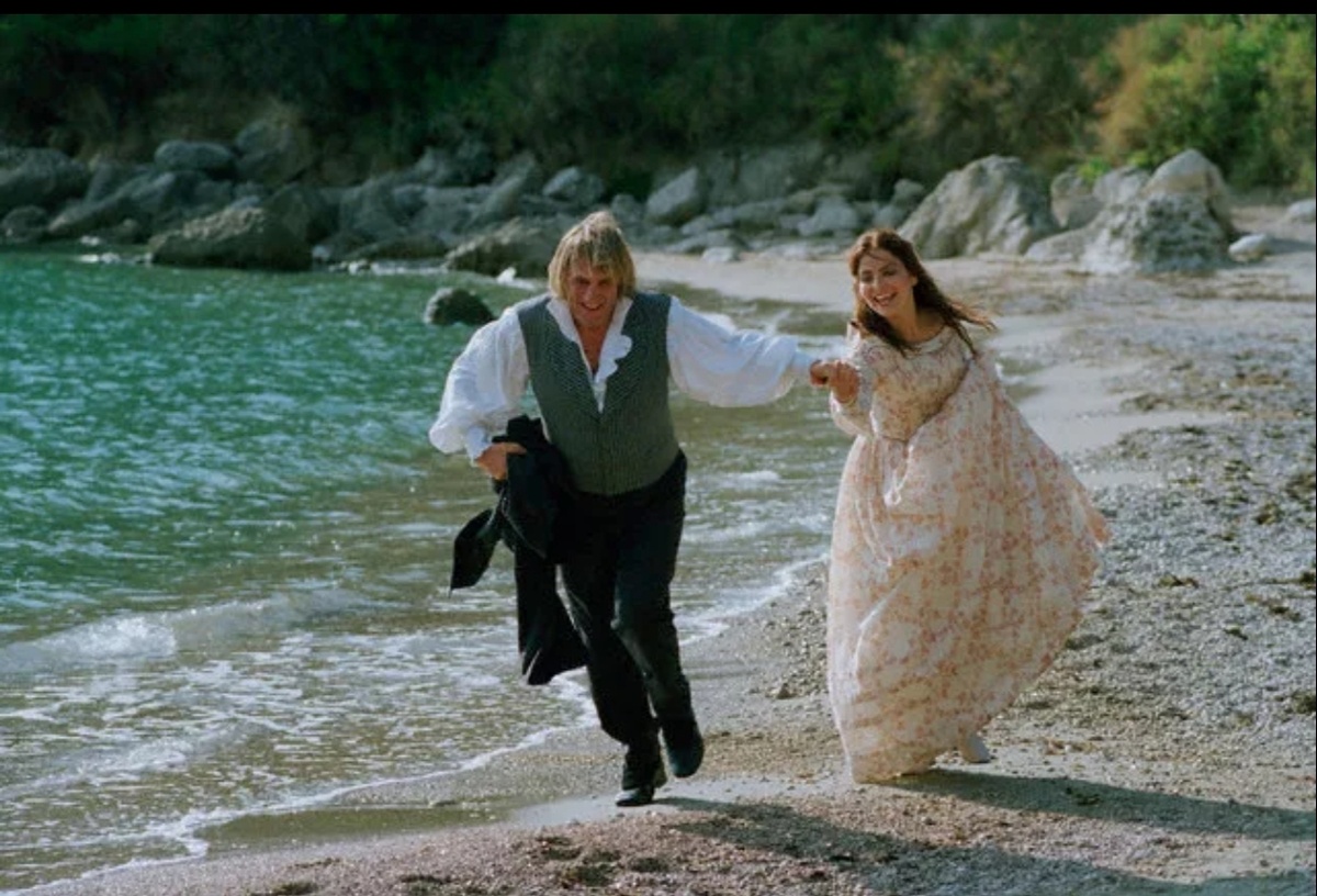 Жерар Депардье и Орнелла Мути в роли Мерседес. Это завершающие кадры фильма, здесь альтернативный хэппи-энд.