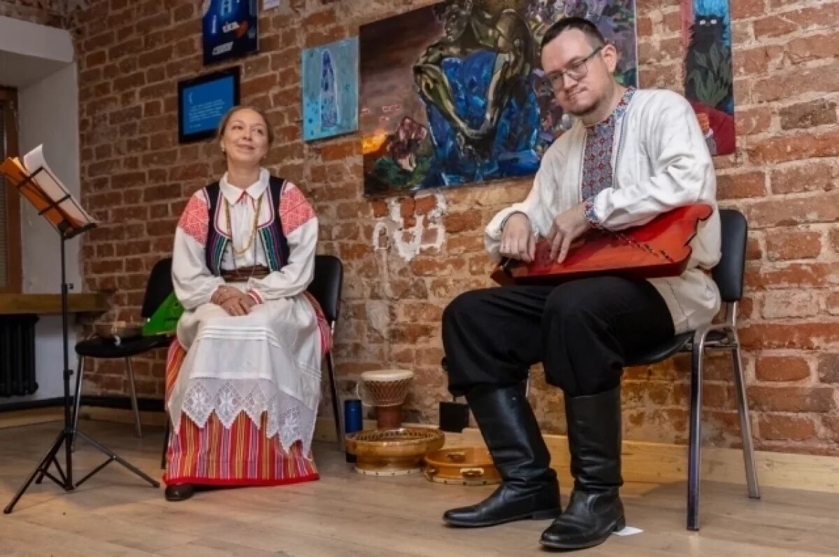    Супруги Дмитрий и Виктория остались одни в коллективе, но продолжают исполнять старинную музыку.