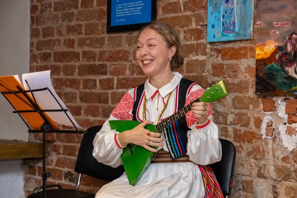    Жена Дмитрия, Виктория поехала за мужем на Урал, оставив свою детскую фольклорную студию в Сибири. Фото: «АиФ-Урал»/ Иван Авдеев