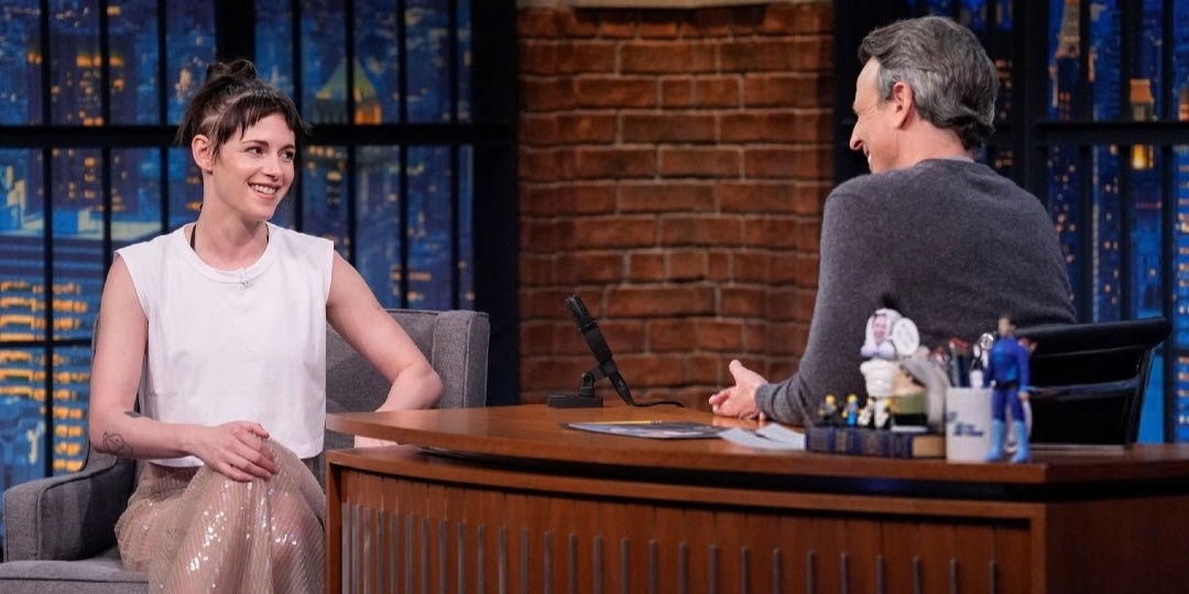 Кристен Стюарт на шоу Late Night with Seth Meyers.