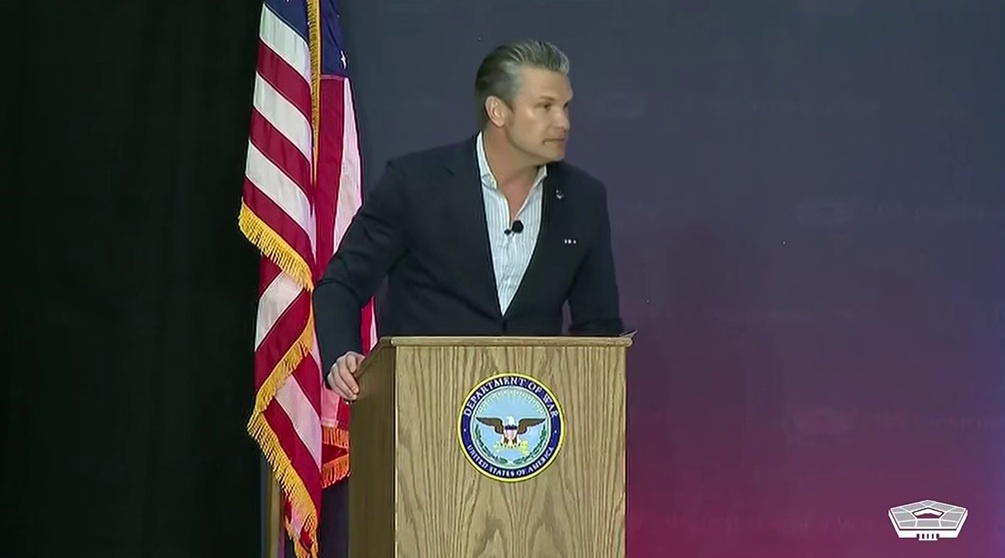    Хегсет издевается над российскими системами ПВО. Кадр официального видео Пентагона