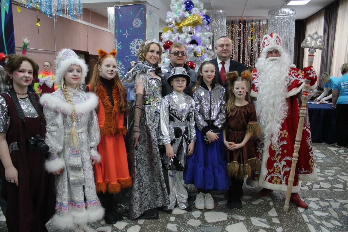 Глава Богучанского округа Алексей Медведев и артисты новогоднего представления