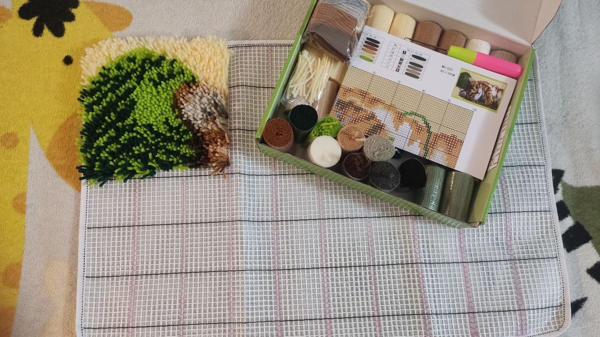 Ковровая вышивка (подарок детей) - масштабы видны