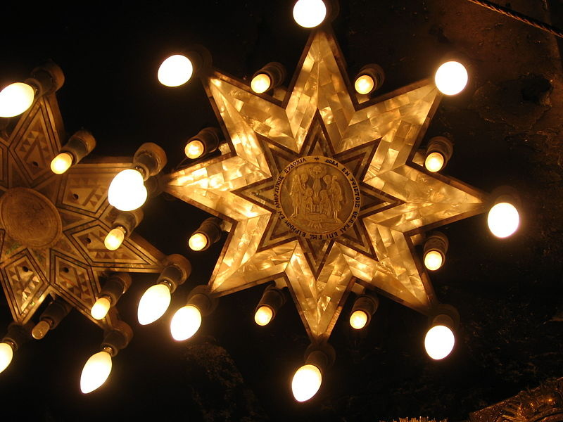 Бог на землю к нам скоро придёт. Тишина тишину разорвёт и младенцу свой путь наречёт.