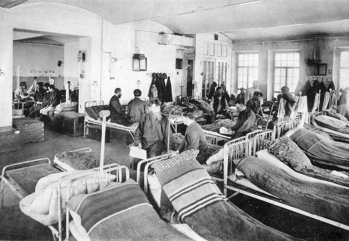 Спальня рабочих. Ткацкая фабрика в Раменском, начало XX века. 