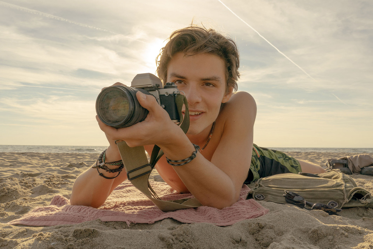 До финальных серий телешоу Альфонсо Куарона «Все совпадения не случайны» молодой фотограф кажется почти идеальным юношей