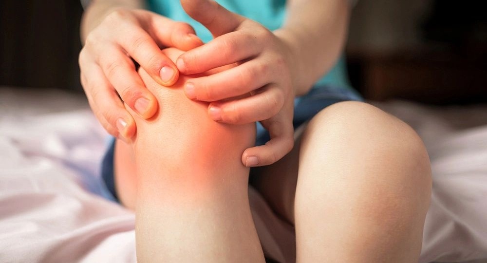 "Таблетка вместо операции". Ученые Стэнфорда нашли лекарство, которое восстанавливает разрушенный коленный хрящ