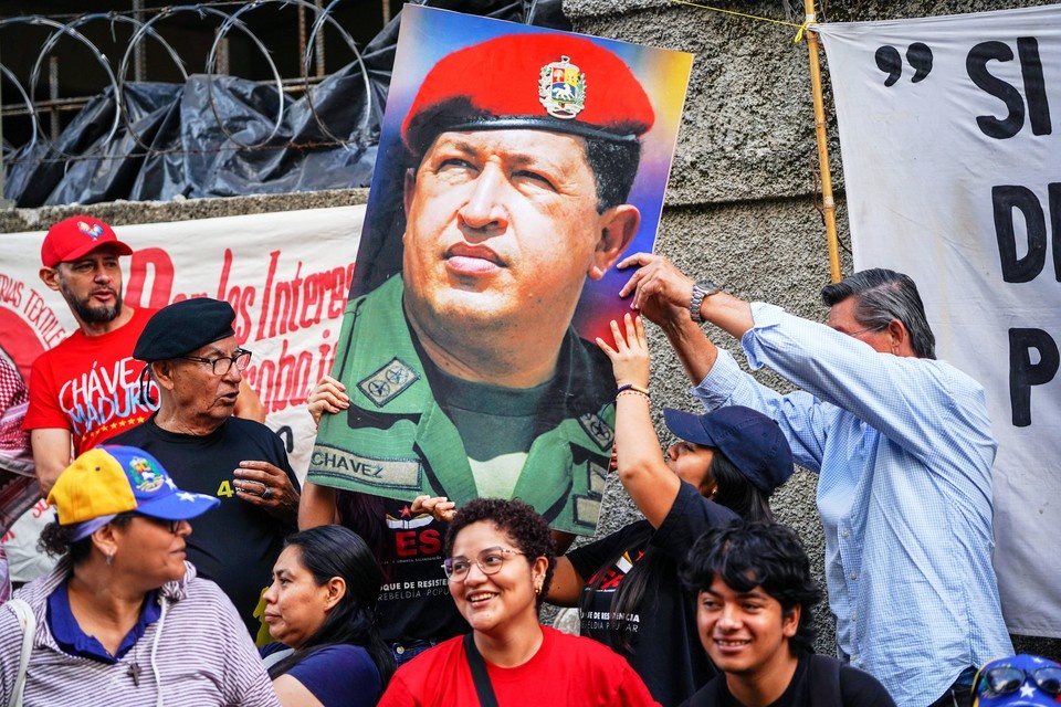    Демонстранты держат портрет бывшего президента Уго Чавеса во время протеста в поддержку президента Венесуэлы Николаса Мадуро после его задержания американскими военными в Каракасе GLOBAL LOOK PRESS