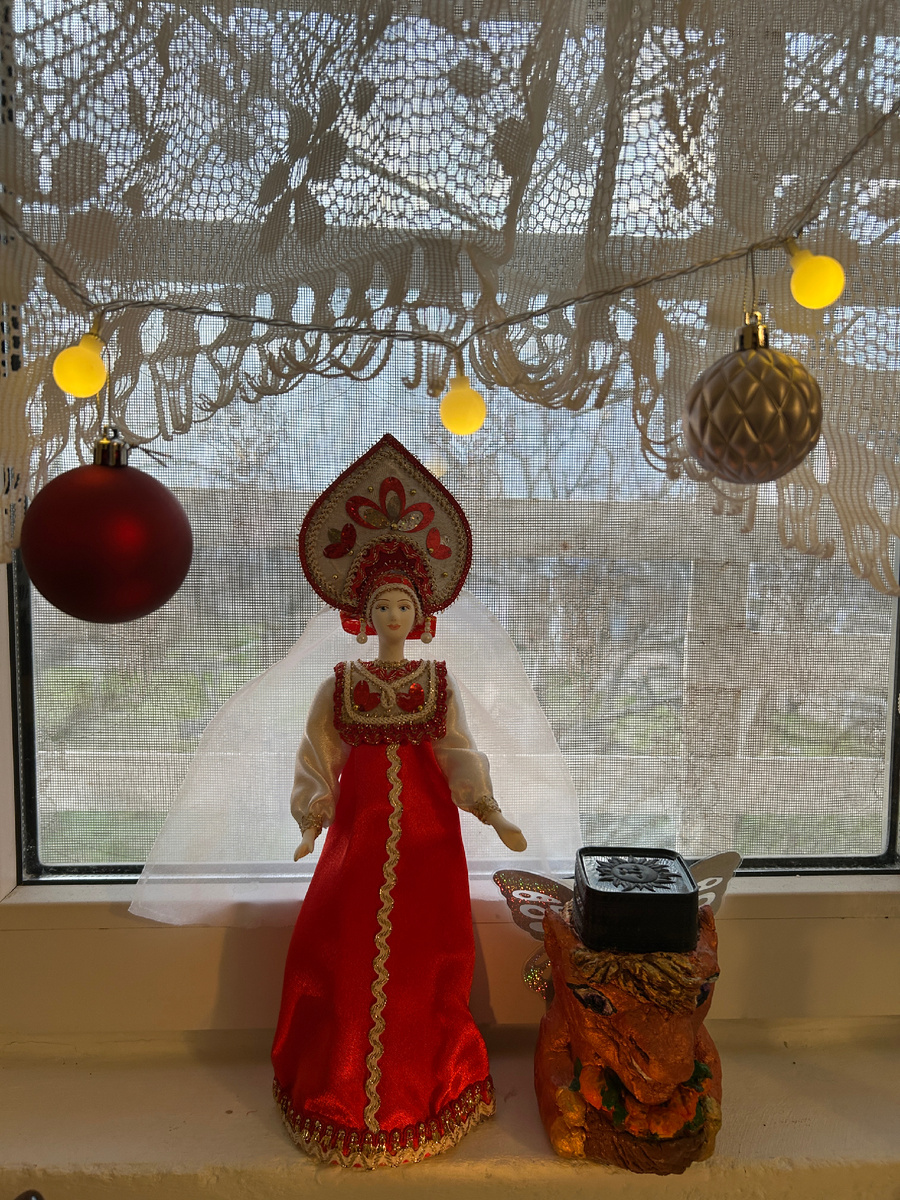 Эта русская красавица и пегасик в татарской тюбетеечке (банка для кофе, символ 2026 года) – творения моей талантливой соседки, душевного и милого человека. Спасибо❤️❤️❤️