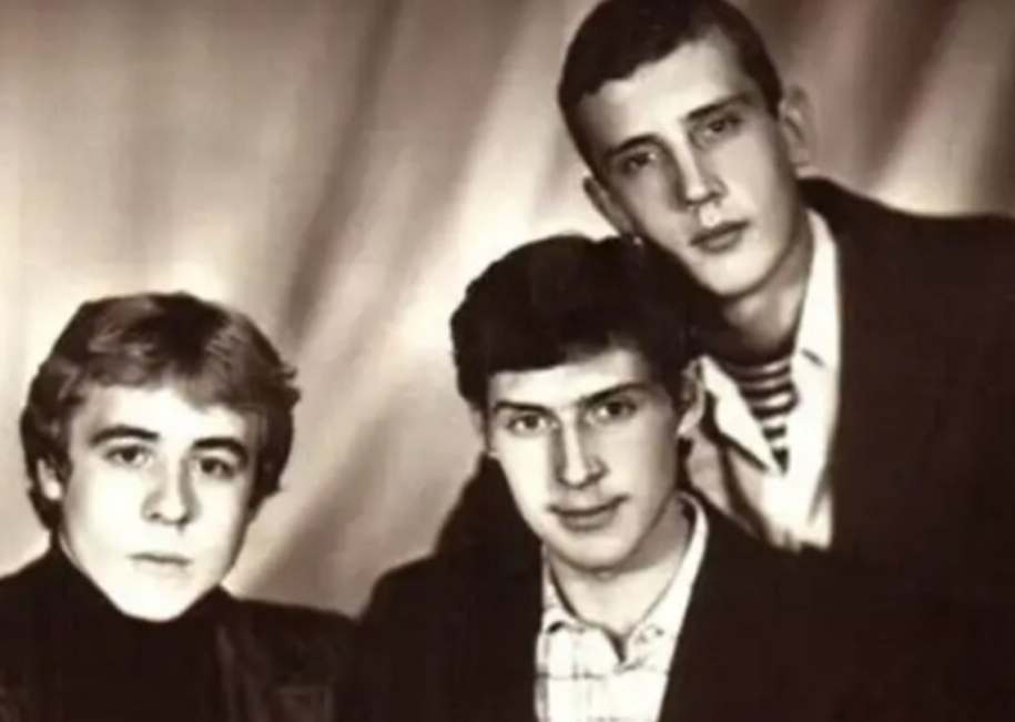 Игорь Савочкин (в центре) в молодости с друзьями