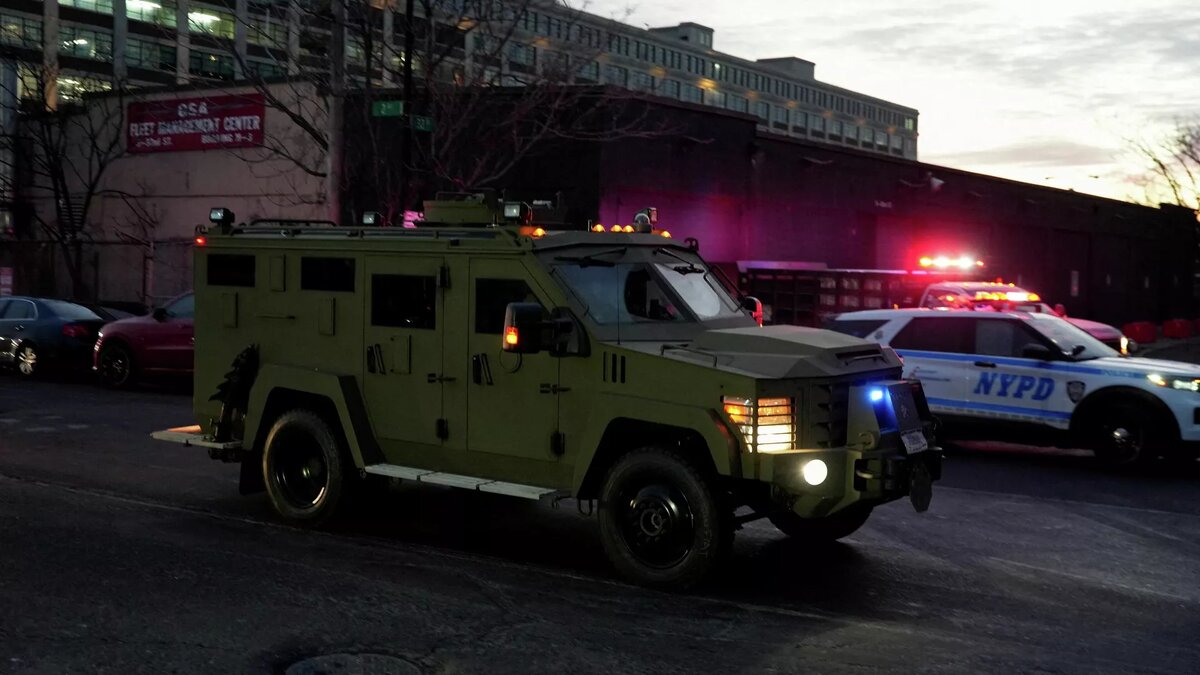 Автомобиль, предположительно перевозящий захваченного президента Венесуэлы Николаса Мадуро, направляется к зданию суда имени Дэниела Патрика в Манхэттене для первого слушания / © REUTERS / Angelina Katsanis