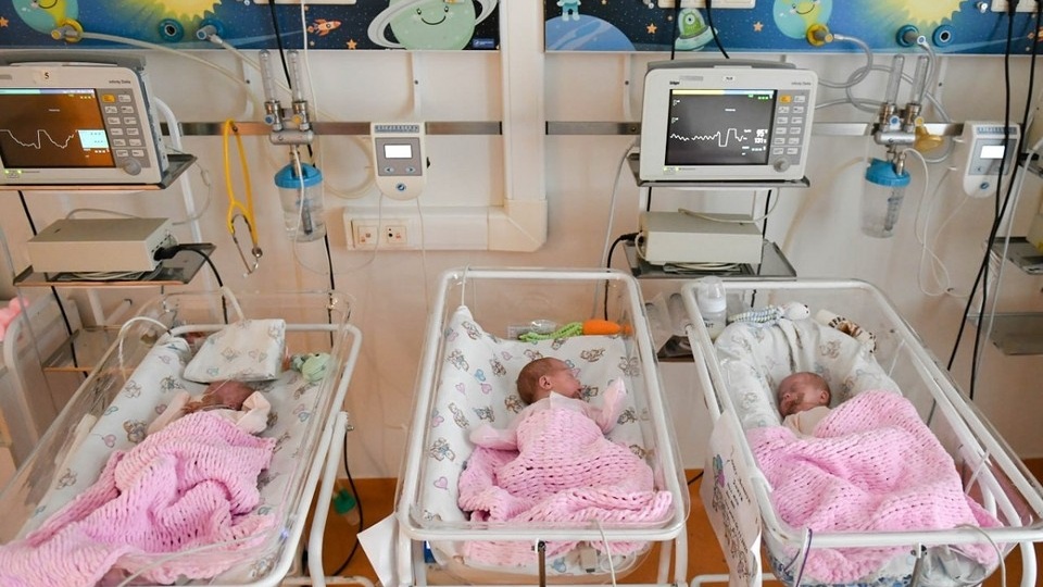 В ноябре 2025 года в двух семьях из Хакасии родились девочки-тройняшки