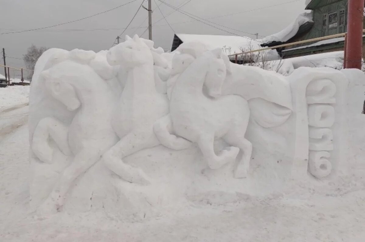    Жители Новосибирска создали новогоднюю композицию из снега