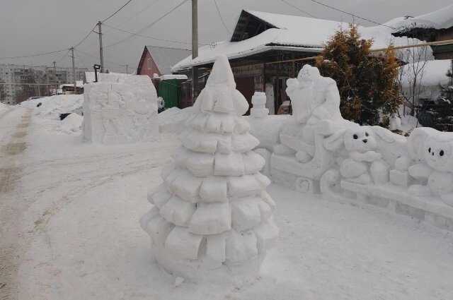    Новогодняя ёлка из снега. Фото: Telegram-канал «Новосибирский паблик»/ Фото из Telegram-канала