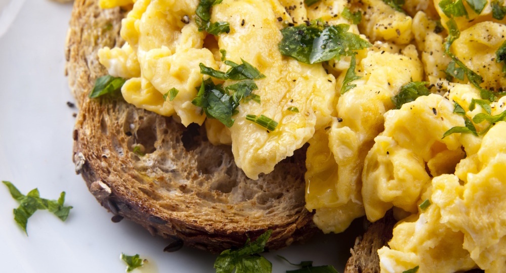 Холестерин и сахар взлетают: С чем нельзя есть яйца, объяснил врач