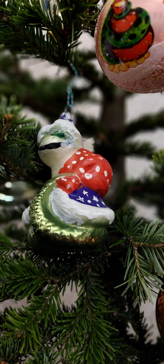 Игрушка - змейка, символ ушедшего  2025 года