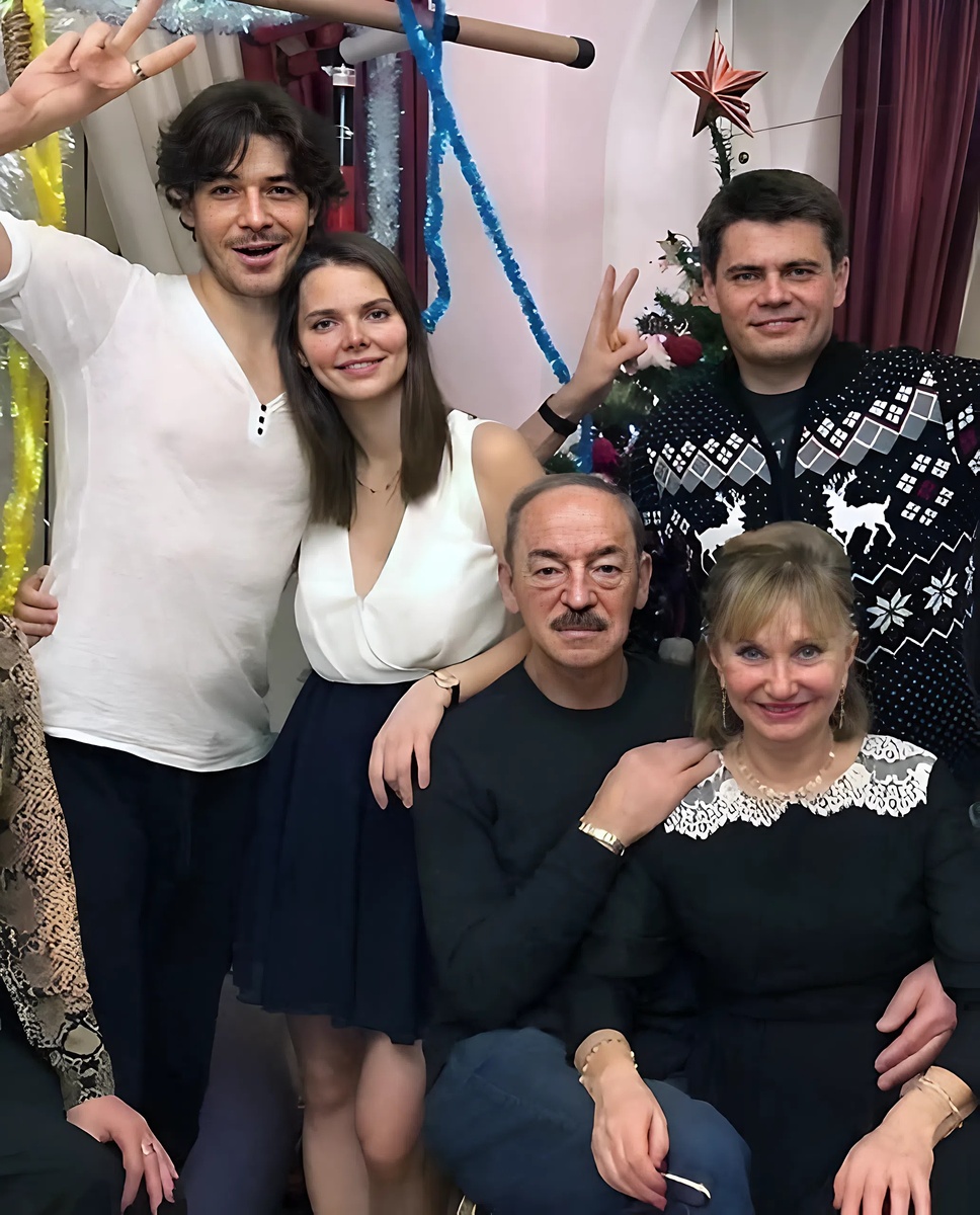 Елизавета Боярская с семьей