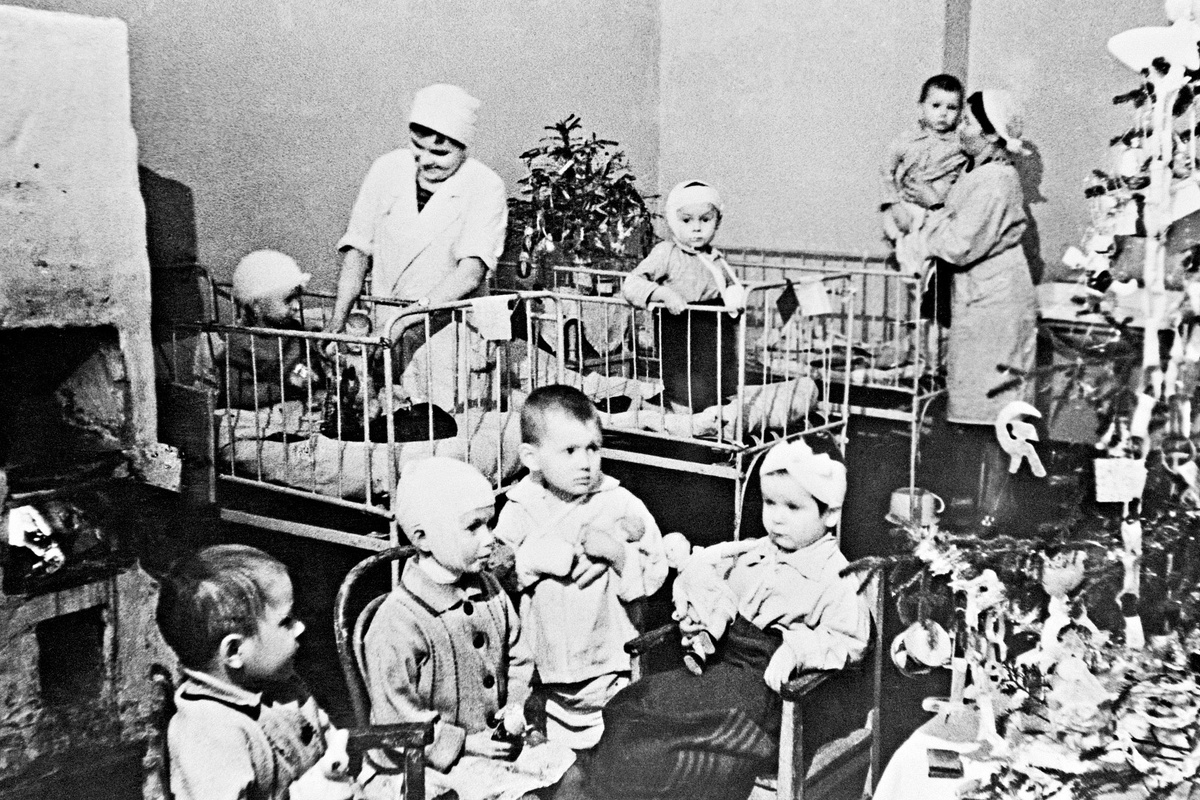    Празднование Нового года в детской больнице блокадного Ленинграда. Январь 1942 года. /Сергей Струнников / РИА Новости