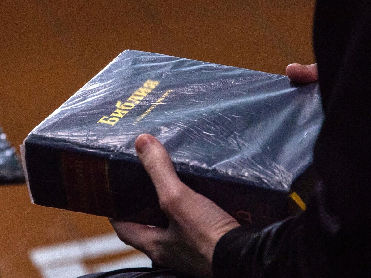    Библия в руках осужденного в колонии | © РИА Новости / Евгений Биятов