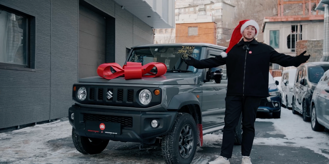 Почему Дед Мороз выбрал Suzuki Jimny — честный внедорожник для города, бездорожья и работы