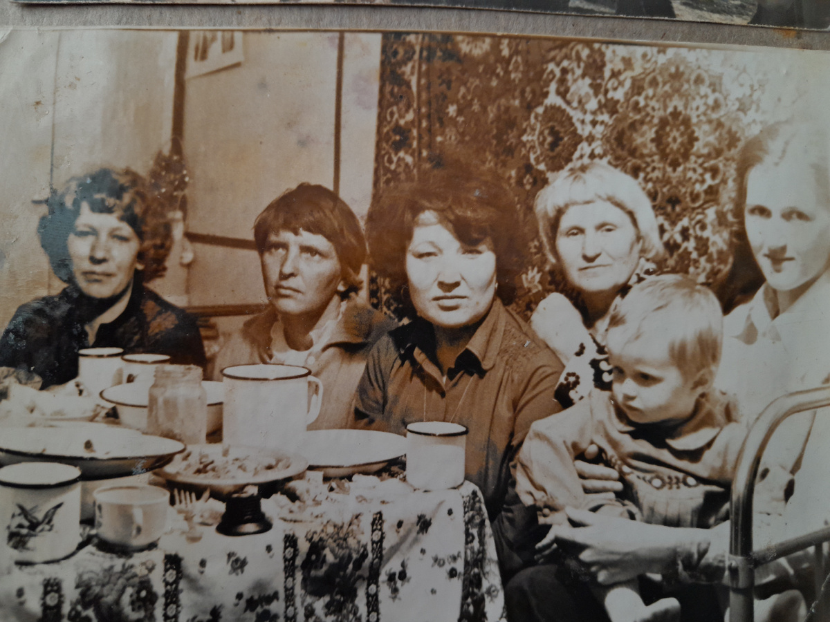 Я крайняя вторая слева,  рядом Алевтина Поморцева.