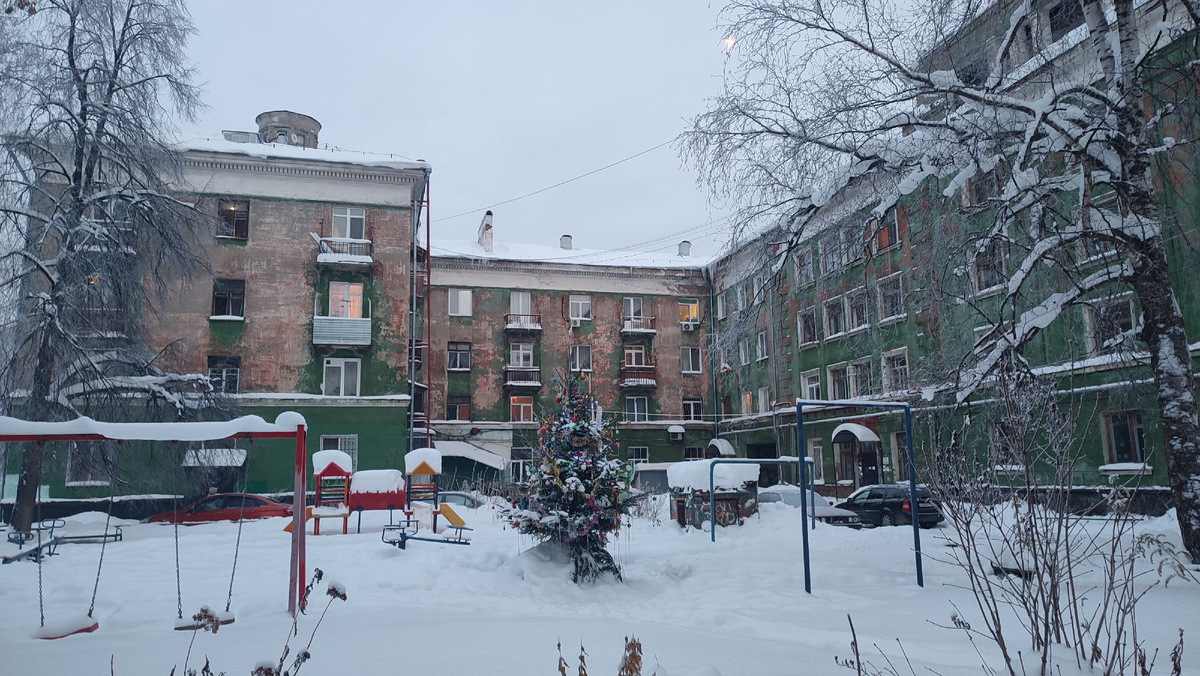 Двор дома на Монастырской, 171 →