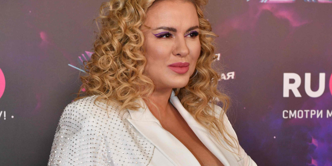 «Купил виллу и решил тебе ее подарить»: женатый любовник продолжает баловать Семенович