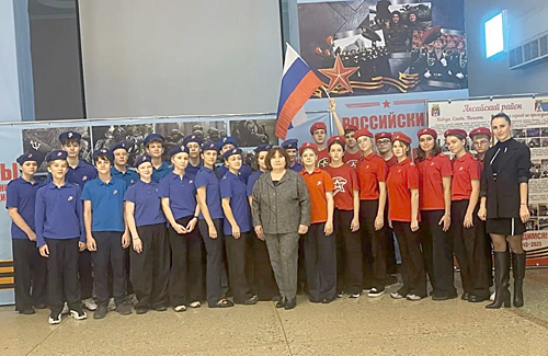    Директор лицея С.Ю. Незлученко и юнармейские отряды «Соколы» и «Оптимисты». / ФОТО из архива Лицея № 1 Администратор