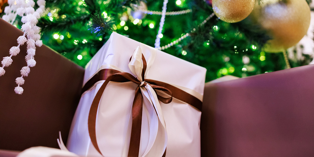 Что подарить сестре на Рождество: гид по выбору самого теплого и душевного подарка