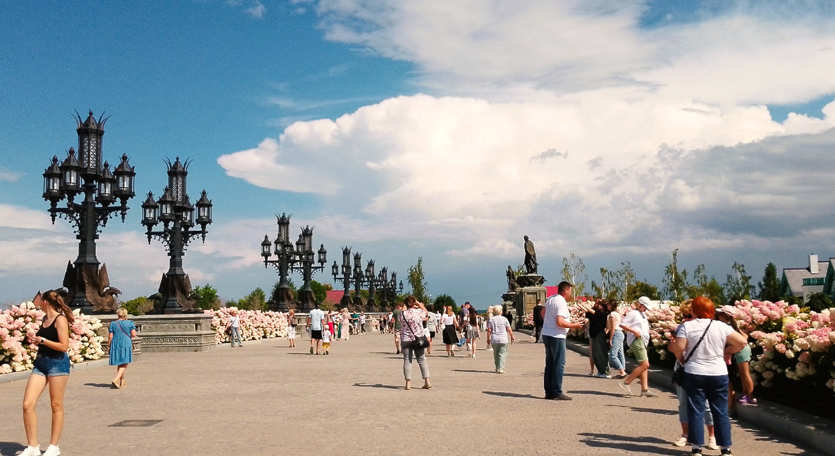 Туристов туда манит магнитом