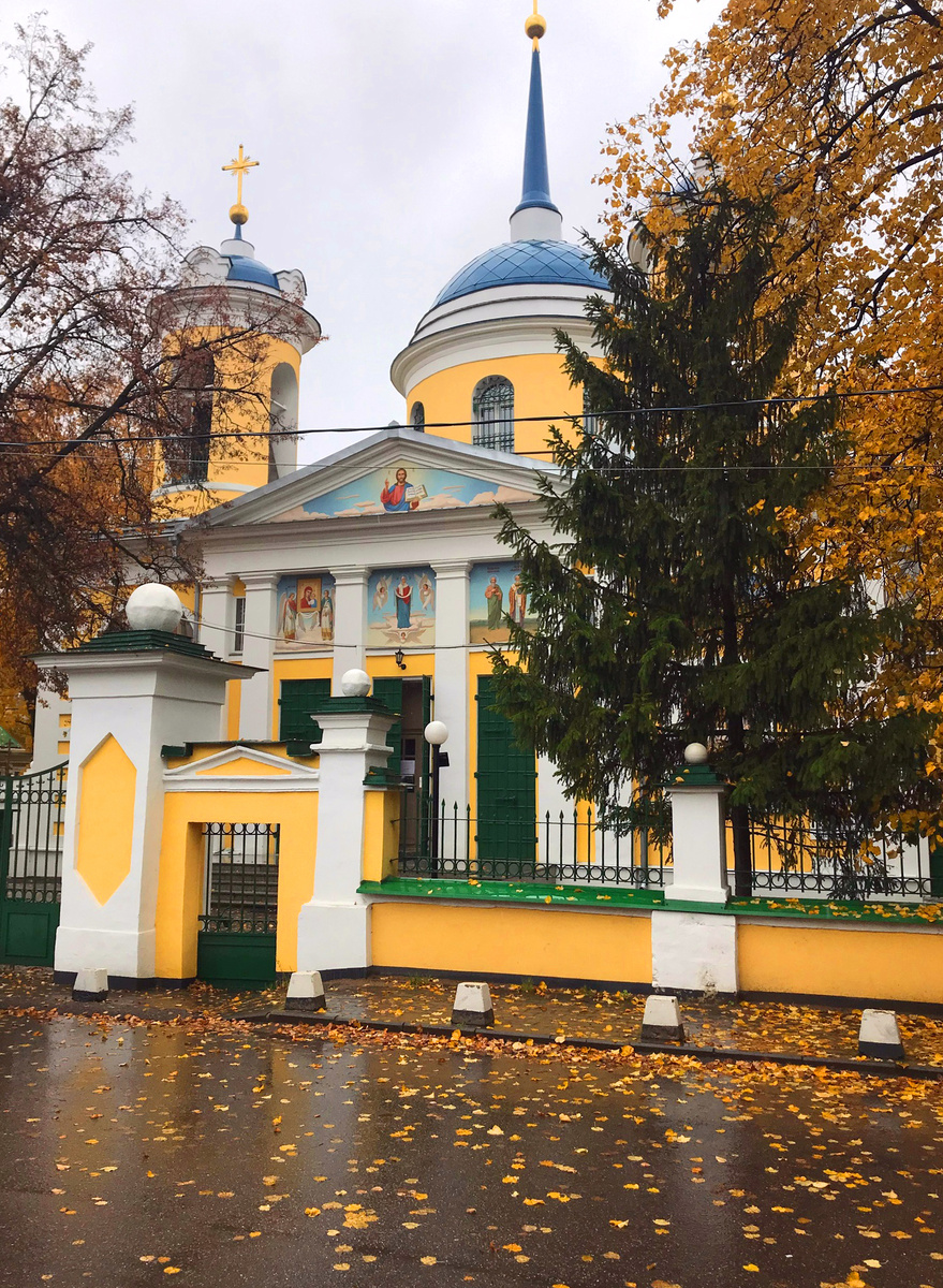 Покровская церковь в осеннем облачении. Фотоснимок из открытых источников.