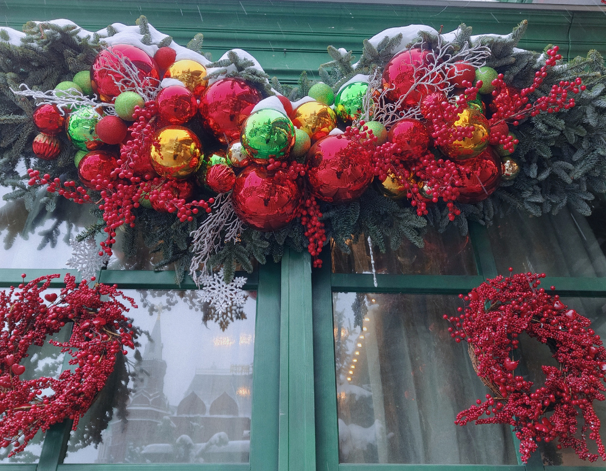 Новогоднее украшение витрины Миллиона призов (фото автора)