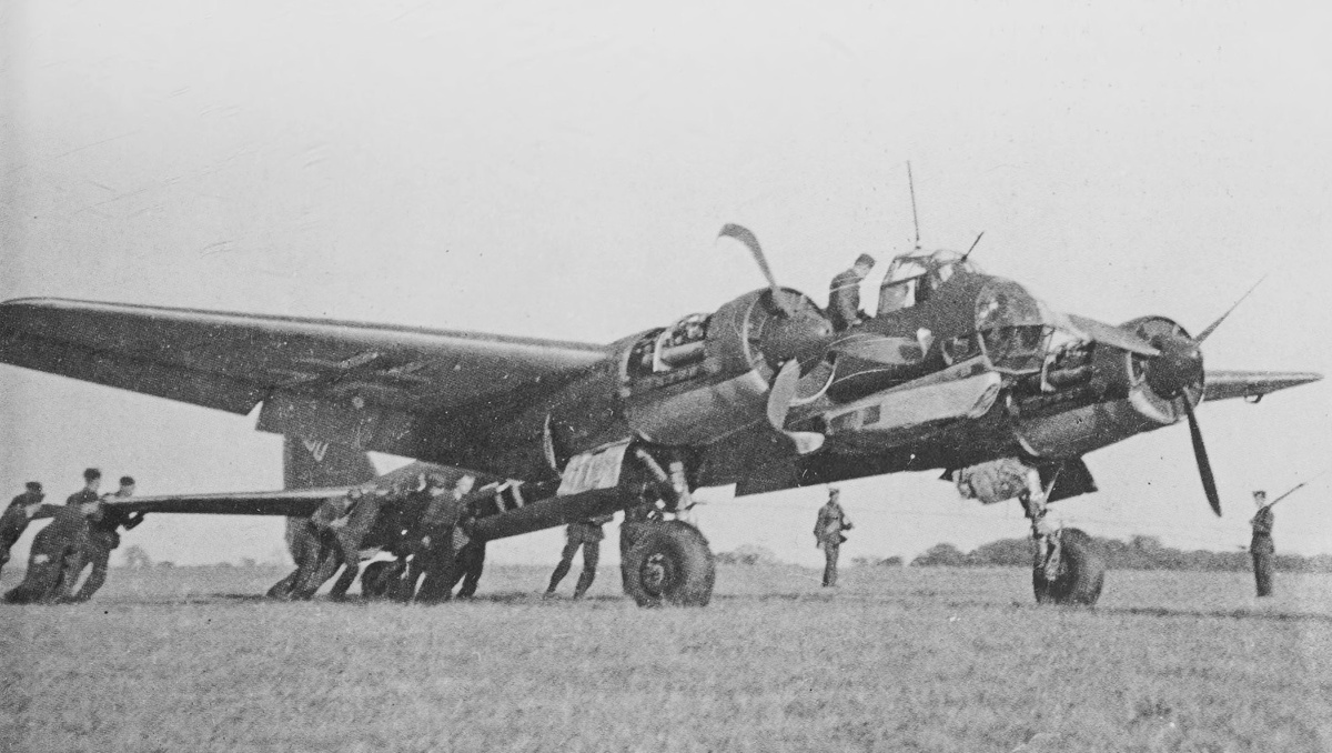 Персонал британского аэродрома Оукингтон откатывает в техническую зону германский самолет "Юнкерс" Ju-88A-1 из 4-го штаффеля 121-й разведывательной авиагруппы, совершивший вынужденную посадку из-за технической неисправности. Англия, графство Кембриджшир, 19 сентября 1940 года.