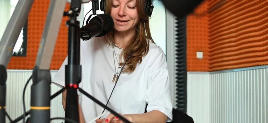 Анна Христич — актриса и радиоведущая шоу «Леди вне закона» на радиостанции «Своё радио». 