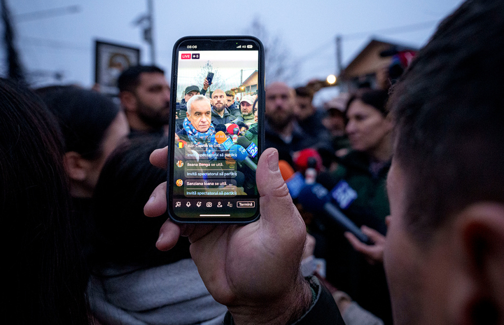 Независимый кандидат в президенты Румынии Кэлин Джорджеску во время общения со своими сторонниками, 08.12.2024 г. Фото: Andreea Alexandru/AP/TASS