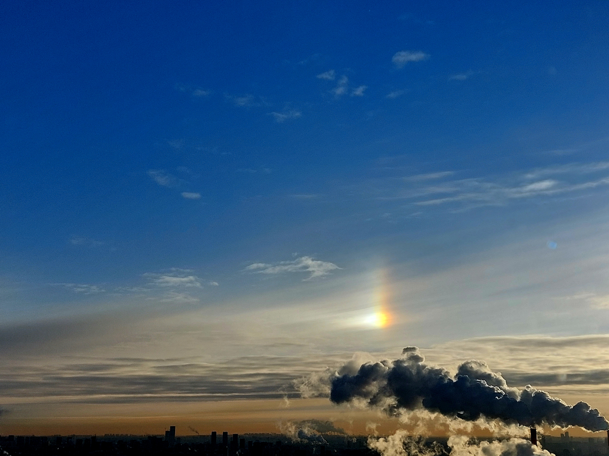 Яркий паргелий (ложное солнце) утром 24 декабря