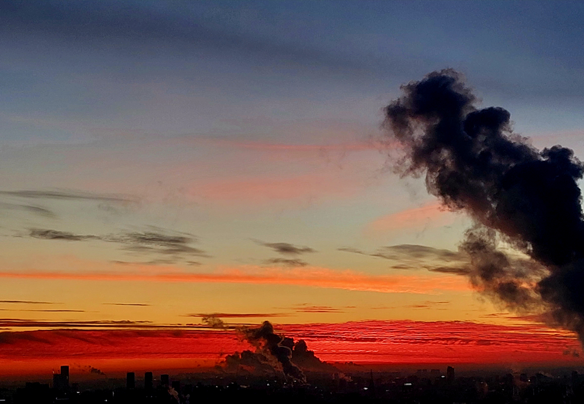 Небо на восходе Солнца 15 декабря