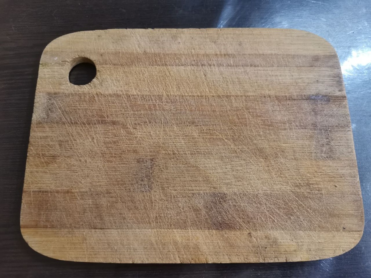 Попробуем привести старую разделочную доску в порядок