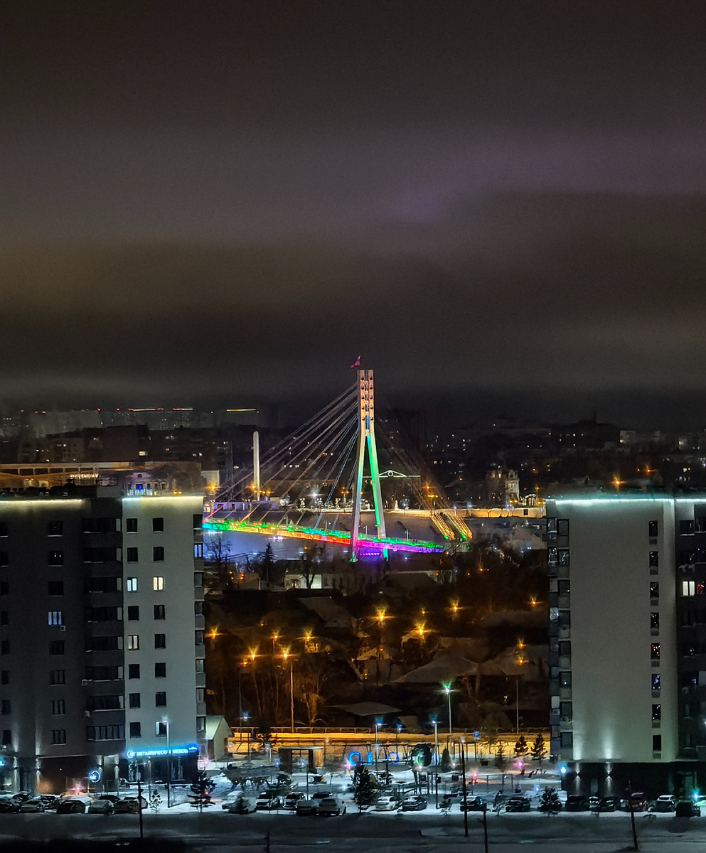Тюменский мост влюблённых в праздники окрашивается в мультиколор.
