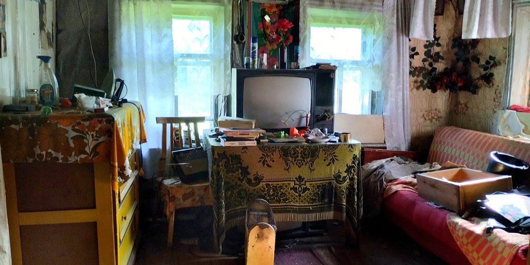 ЕЩЁ ВЧЕРА ТУТ ЖИЛИ, ТЕПЕРЬ НЕТ НИКОГО! НЕДАВНО ЗАБРОШЕННАЯ ДЕРЕВНЯ В ЛЕСУ.