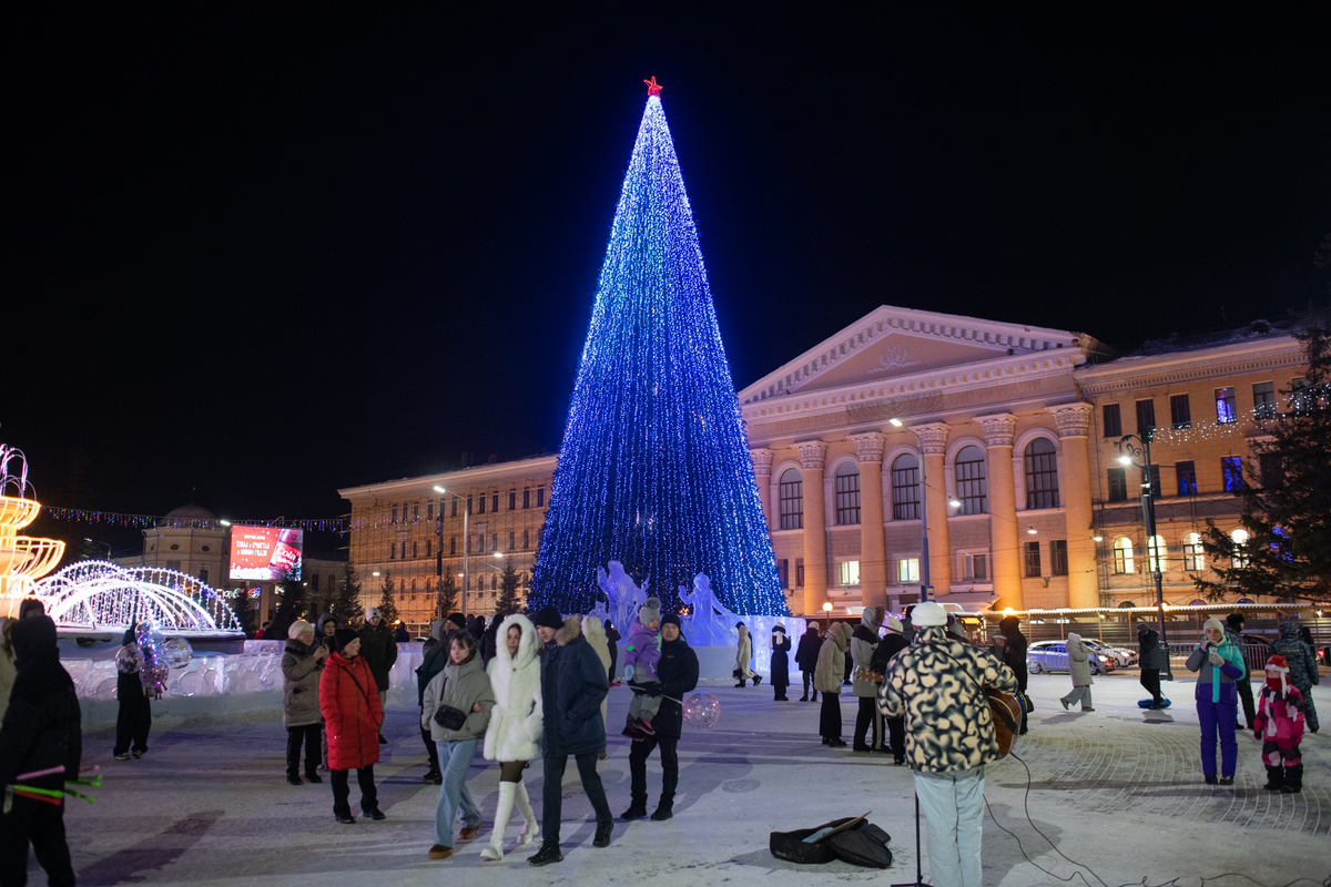 Новособорная площадь, место притяжения местных жителей, здесь находятся главная елка и сцена, где в новогодние праздники вас развлекают аниматоры. Фото из личного архива