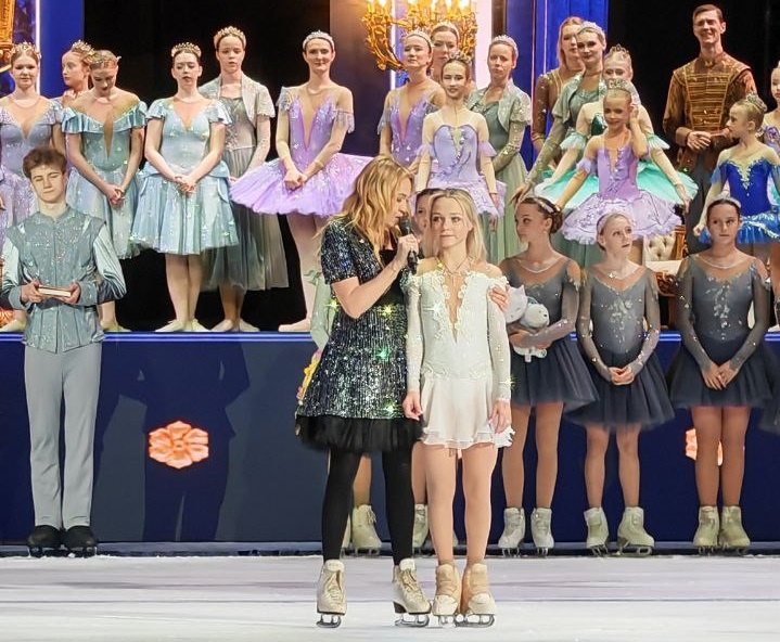     Яна Рудковская и Елена Костылева в финале шоу "Спящая красавица". Фото: тг-канал "Лапидарность"