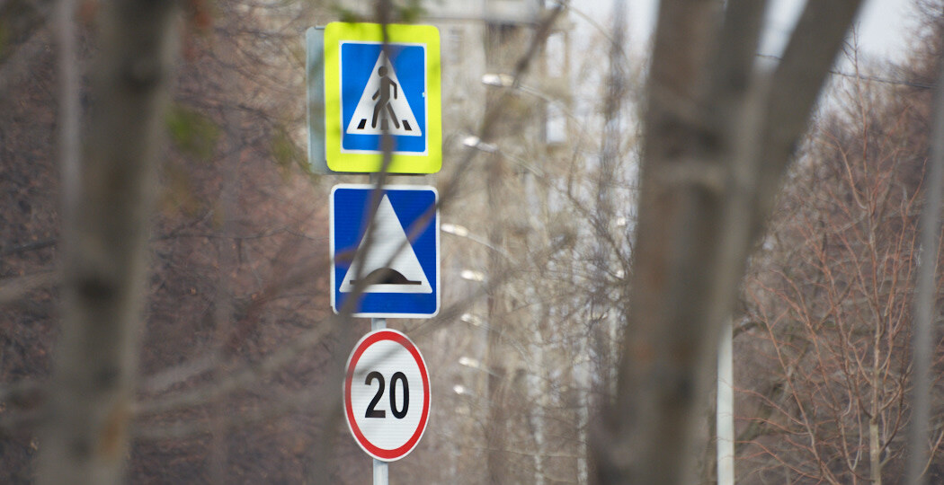 Водитель с 45 штрафами сбил мать с детьми на переходе в Берёзовском