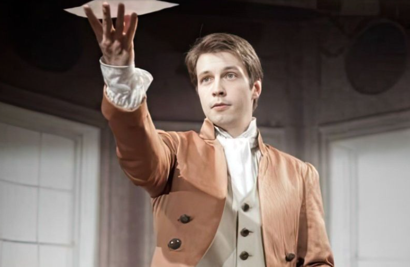 На сцене театра