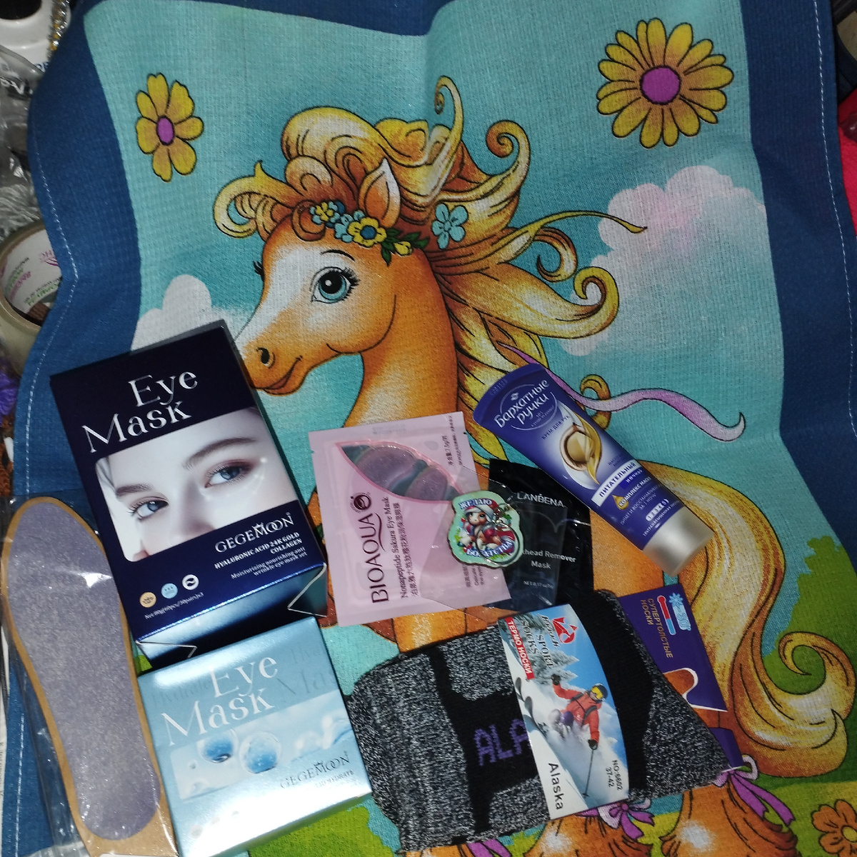 Ещё были открытки, игрушки на ёлку и сладости. 