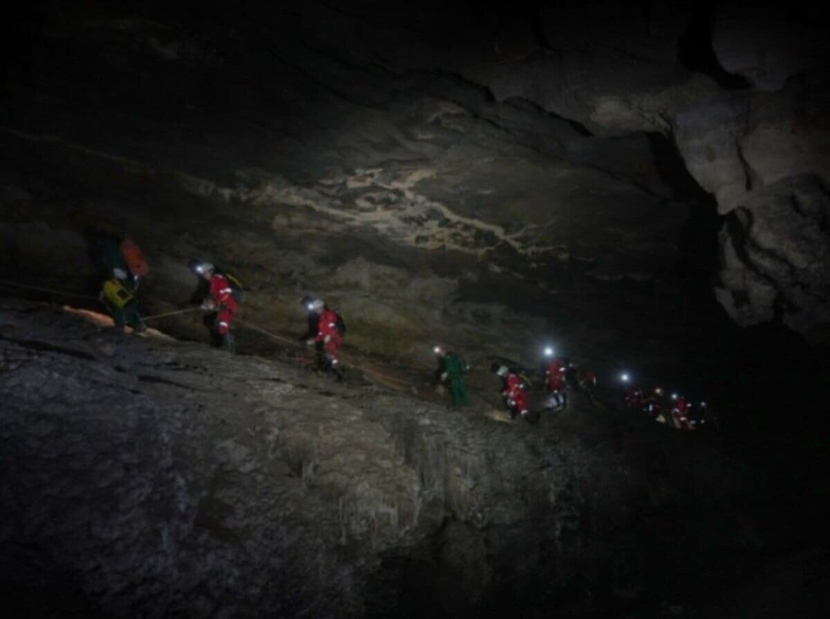    Группа китайских космонавтов во время тренировок в пещере / © CNSA